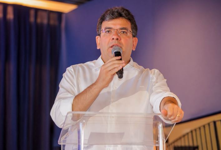 Rafael Fonteles assina contratos do programa que garante o começo de carreira a 500 estudantes do PI