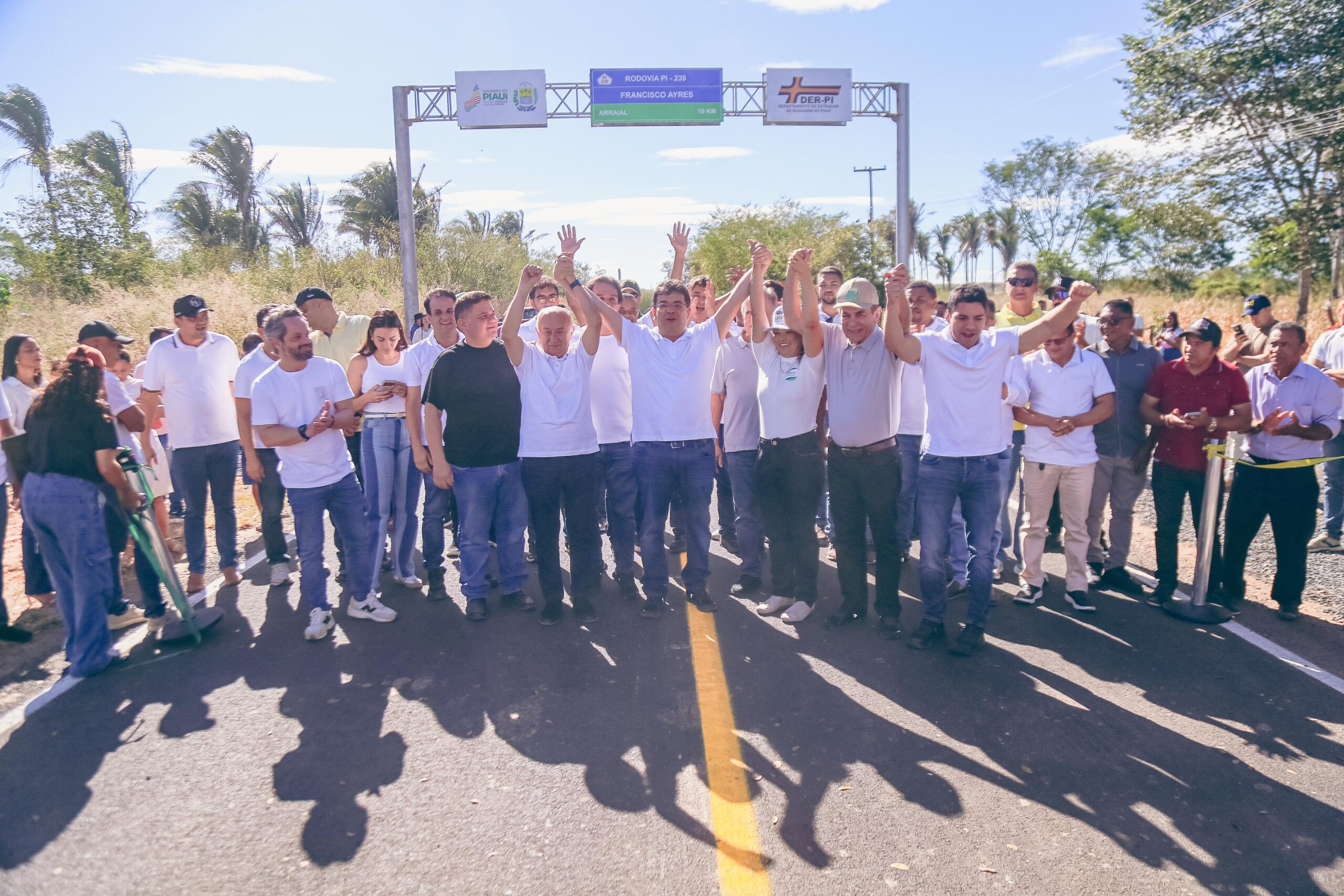 Rafael Fonteles inaugura recuperação de trecho da PI-239 e vistoria obras de asfaltamento em Francisco Ayres