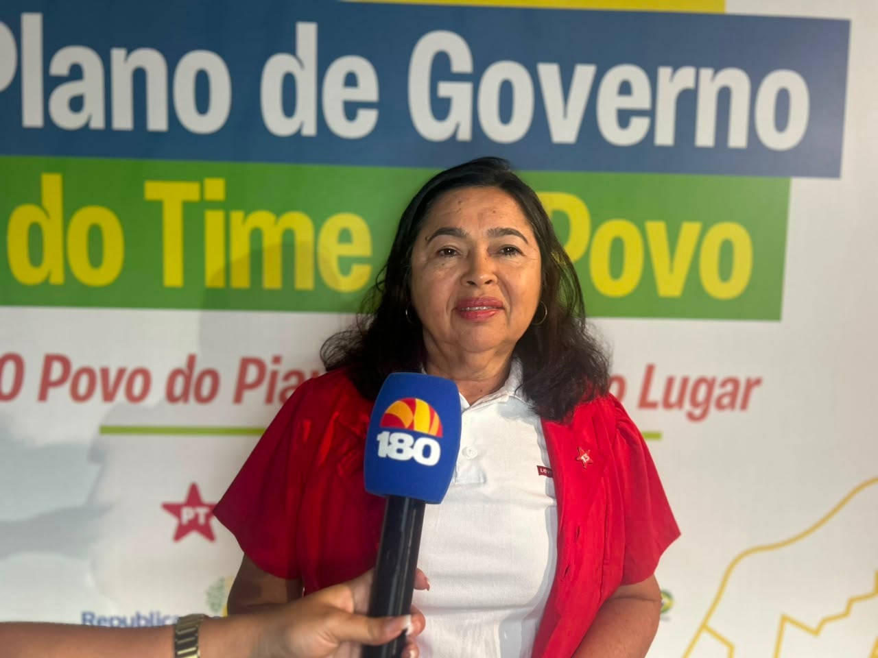 Secretaria Nubia Lopes em entrevista no lançamento da plataforma