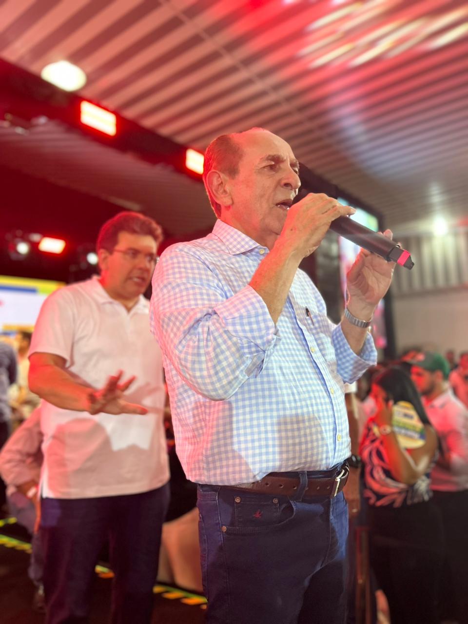 Senador Marcelo Castro em discurso no plano de governo