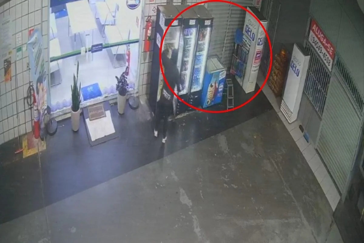 Suspeito esconde arma de PM baleado em geladeira de posto de gasolina.