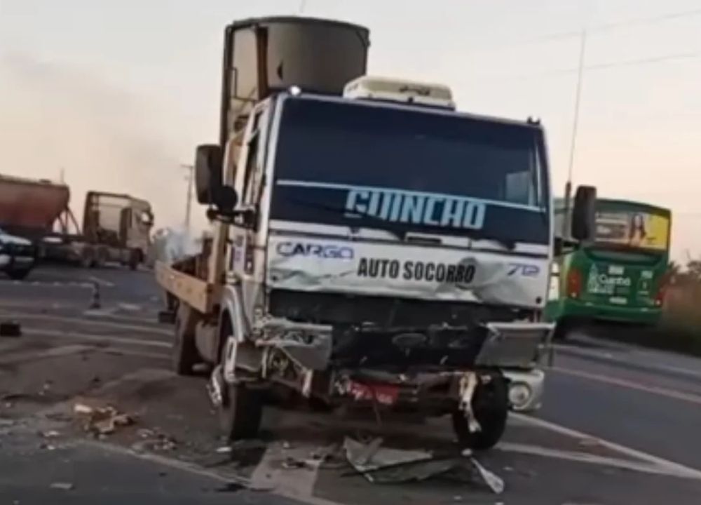 Três pessoas morrem após carro bater de frente com caminhão