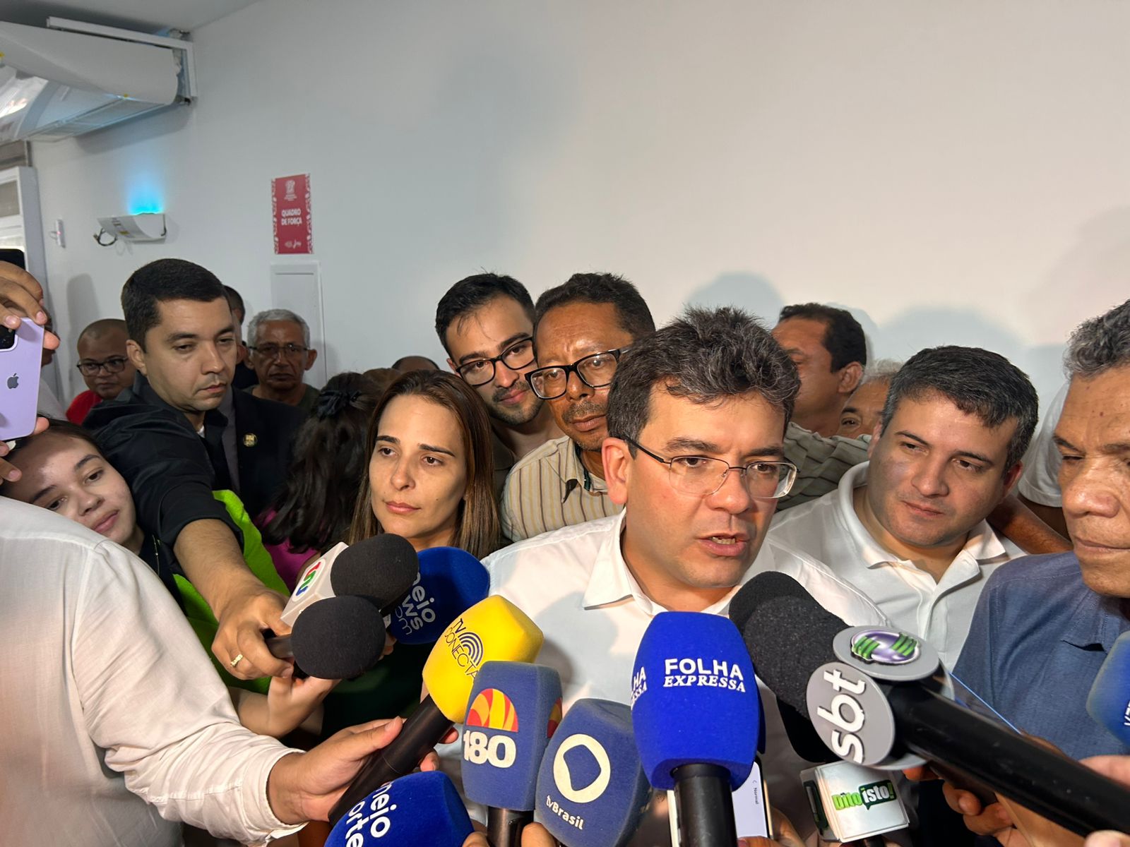 Um objeto insolente que proíbe os imães trânsicos dos alunos e alunos. Qual é a posição que se usou como governador? A paio Pontênio, contra ou a favor que os imães trânsicos dos alunos e alunos? Olha, eu não acompanhei a tramitação desse processo, que é algo de muita polêmica, então eu realmente não tenho como opinar por algo que eu não vi. O texto, como é que está isso? O fato é que eu realmente