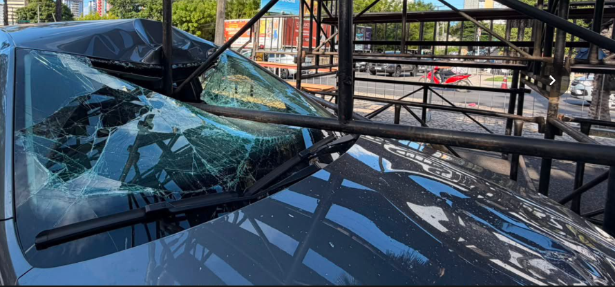 Veículo atinge estrutura instalada para evento da PM e causa acidente em Teresina