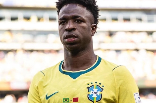Vini Jr. chora ao ser surpreendido com mensagem da avó