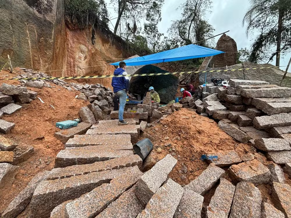 Adolescente morre atingido por pedra que caiu de encosta em pedreira de SC; polícia investiga