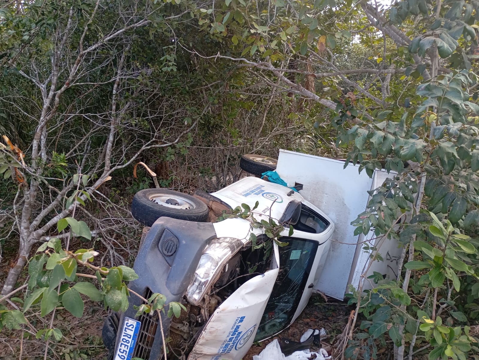 Ambulância tomba na PI-111 entre Piripiri e Barras; sem vítimas no local
