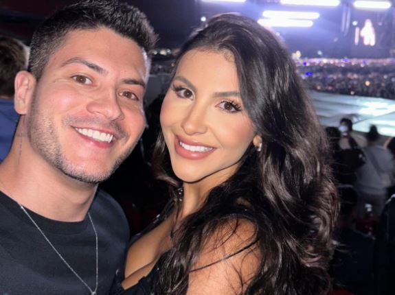 Arthur Aguiar e Jheny Santucci oficializam casamento em cerimônia no civil