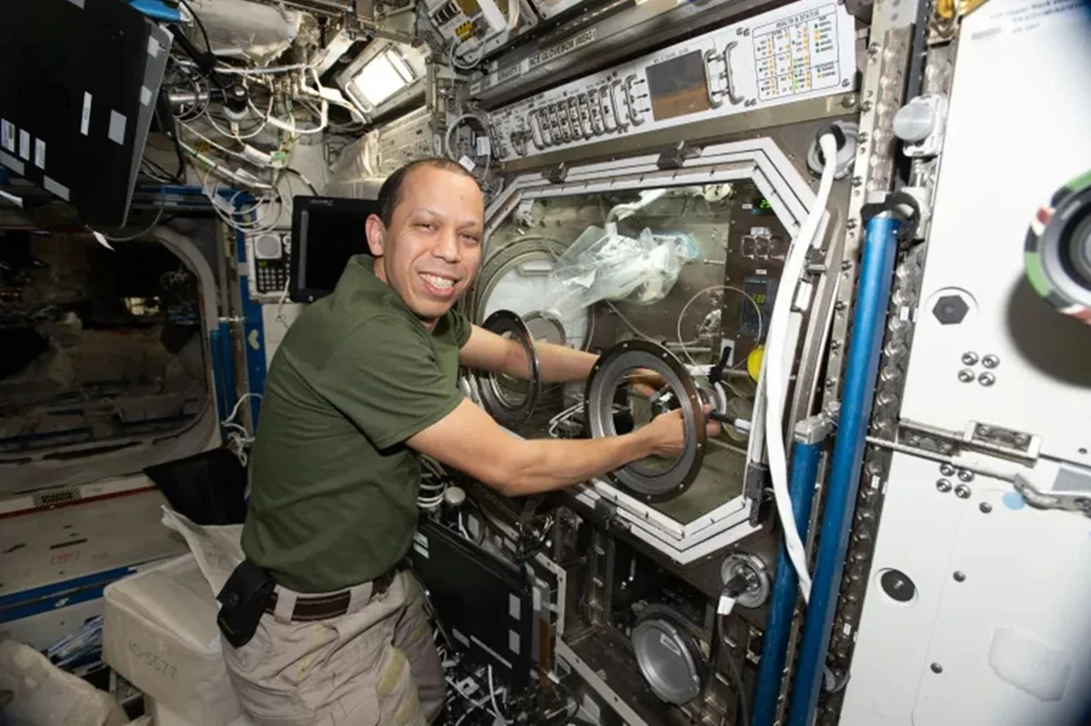 Astronautas retornam à Terra após passar 241 dias na Estação Espacial