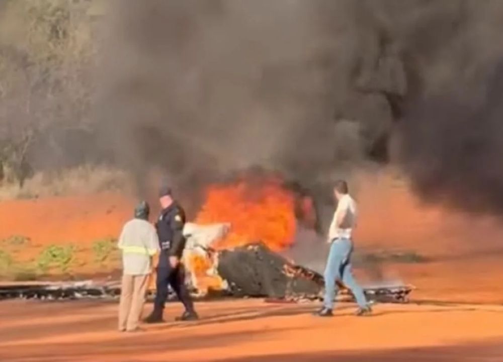 Avião de pequeno porte cai e piloto morre