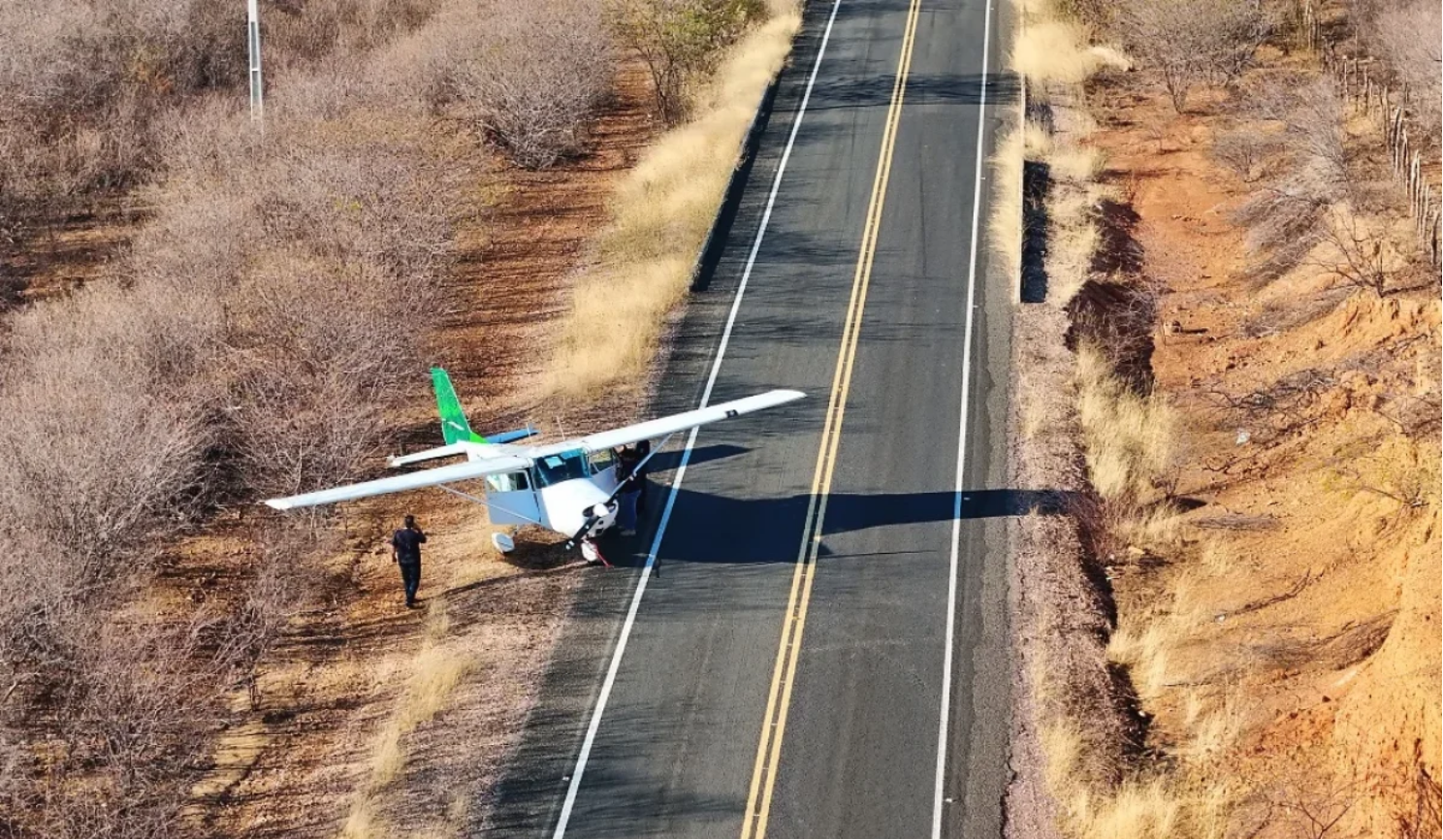 Avião de pequeno porte faz pouso forçado na rodovia que liga Jaicós a Campo Grande do Piauí