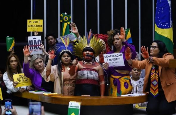 Câmara aprova projeto que permite cocares e turbantes em documentos