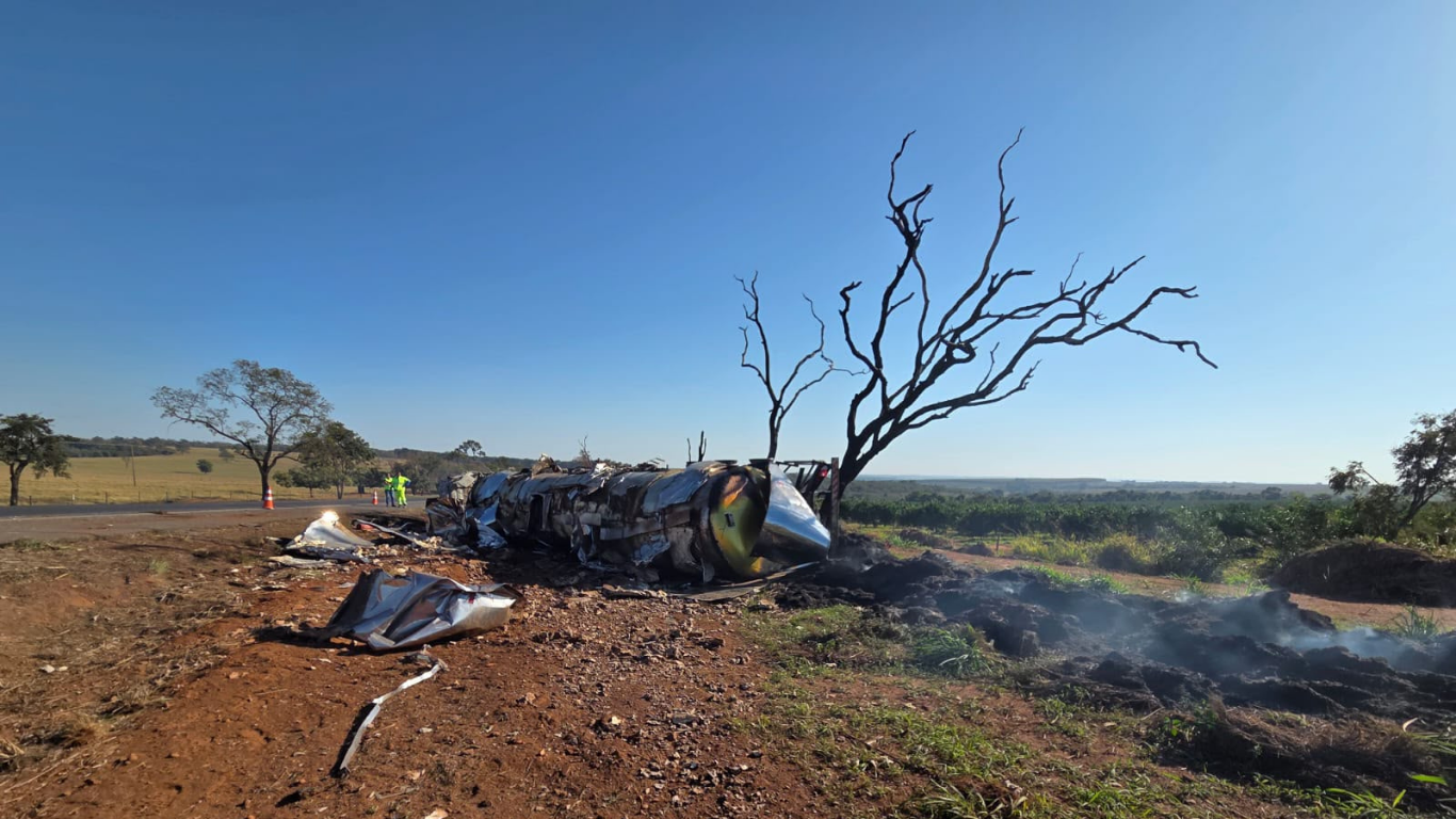 Caminhão com óleo vegetal tomba, pega fogo e deixa um morto na BR-153, em Prata
