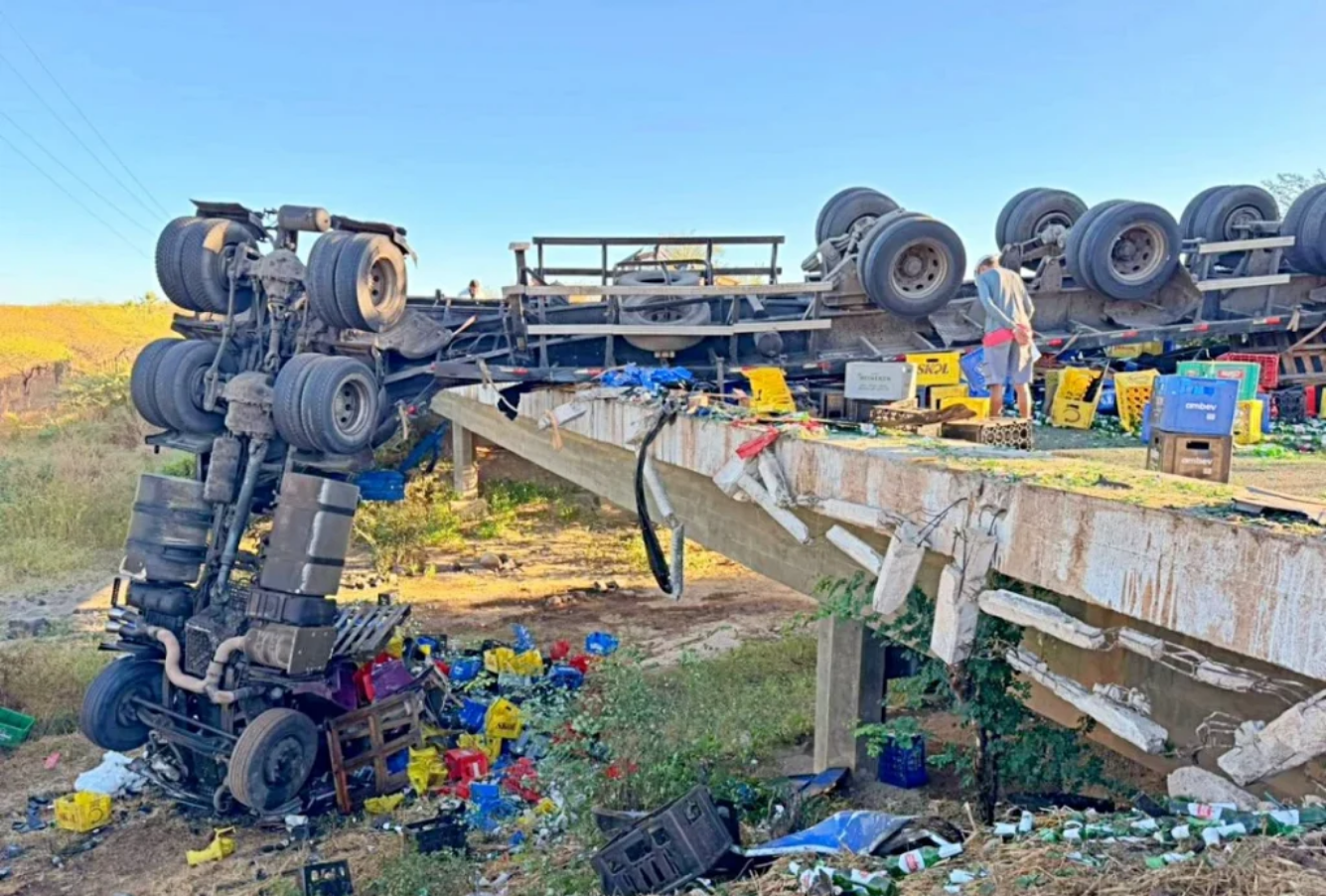 Carreta tomba após colisisão com caminhão e bloqueia BR-316 no Sul do Piauí