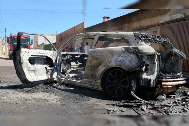 Carro pega fogo
