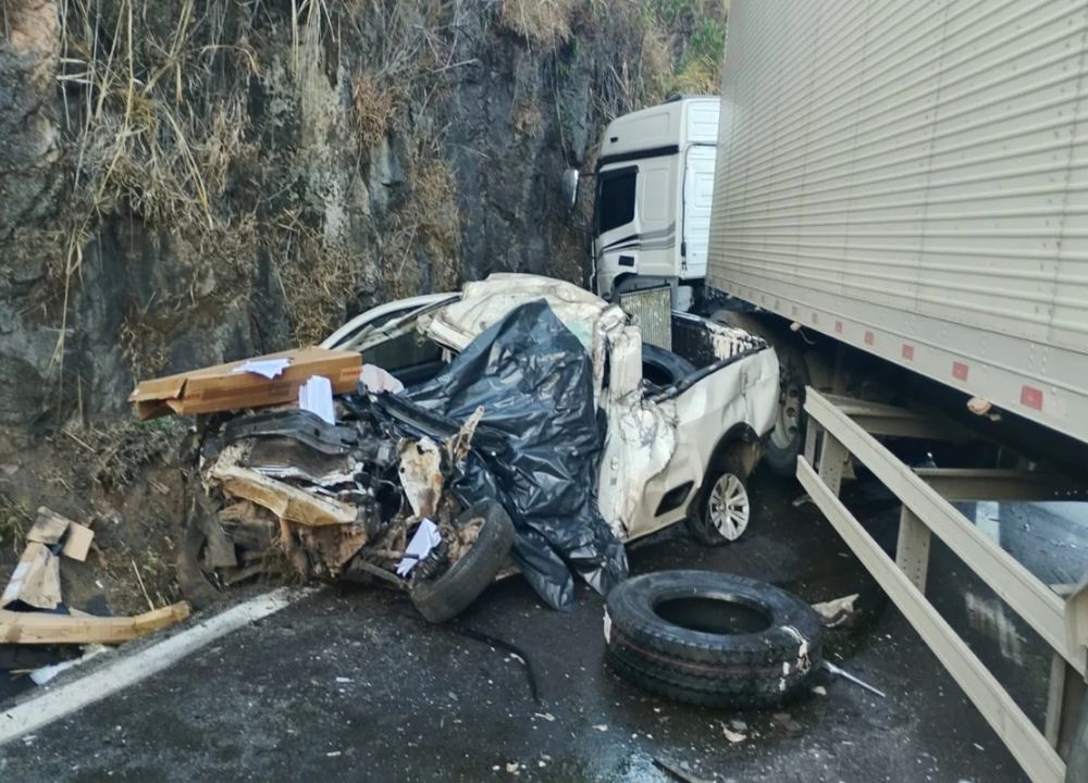 Colisão entre carro e carreta deixa um morto na BR-381 em MG
