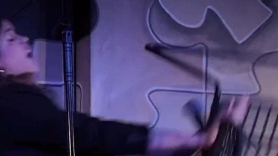 Comediante é agredida com cadeira durante show em clube de comédia