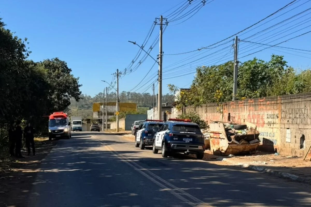 Corpo de mulher é achado jogado entre 2 caçambas, com pés amarrados