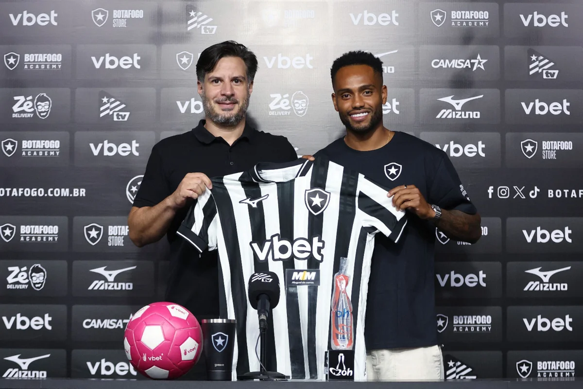 Danilo Pereira é apresentado pelo Botafogo e assume a camisa 9 do time
