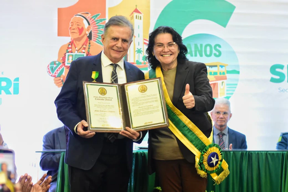 Deputado Flávio Nogueira recebe maior honraria concedida pela Prefeitura de Piripiri