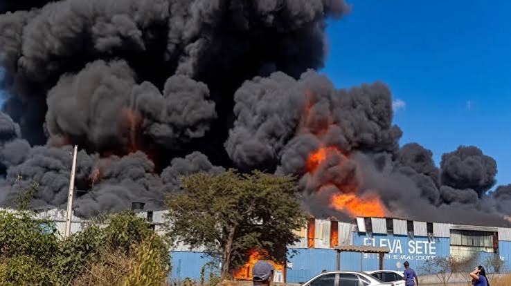Explosão em fábrica de EVA provoca incêndio e deixa três feridos em Perdigão (MG)
