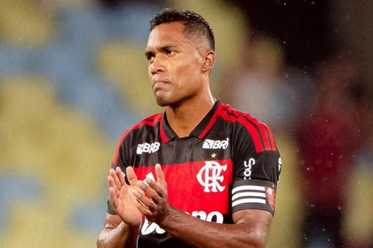Flamengo renova contrato com Alex Sandro após Copa do Mundo
