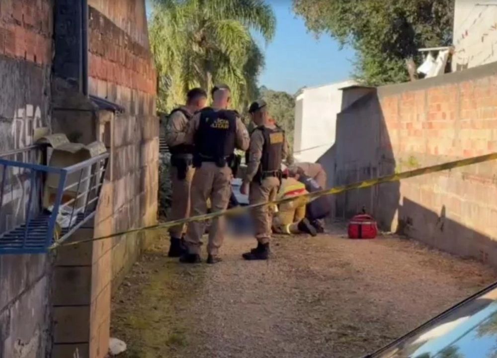 Homem é assassinado a tiros na frente de casa após discussão e bebedeira em São José dos Pinhais