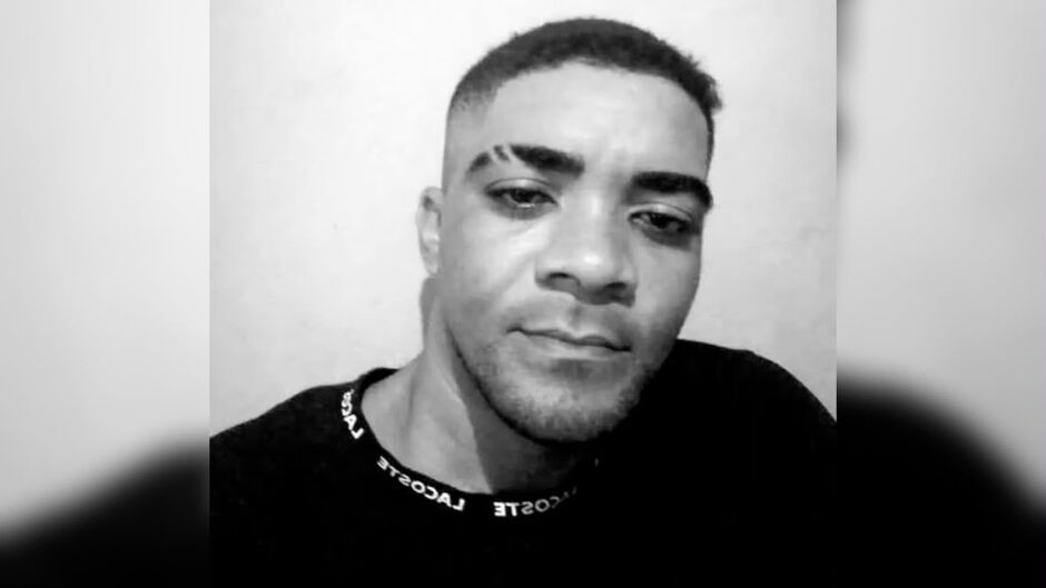 Homem é assassinado com 11 tiros em frente de casa
