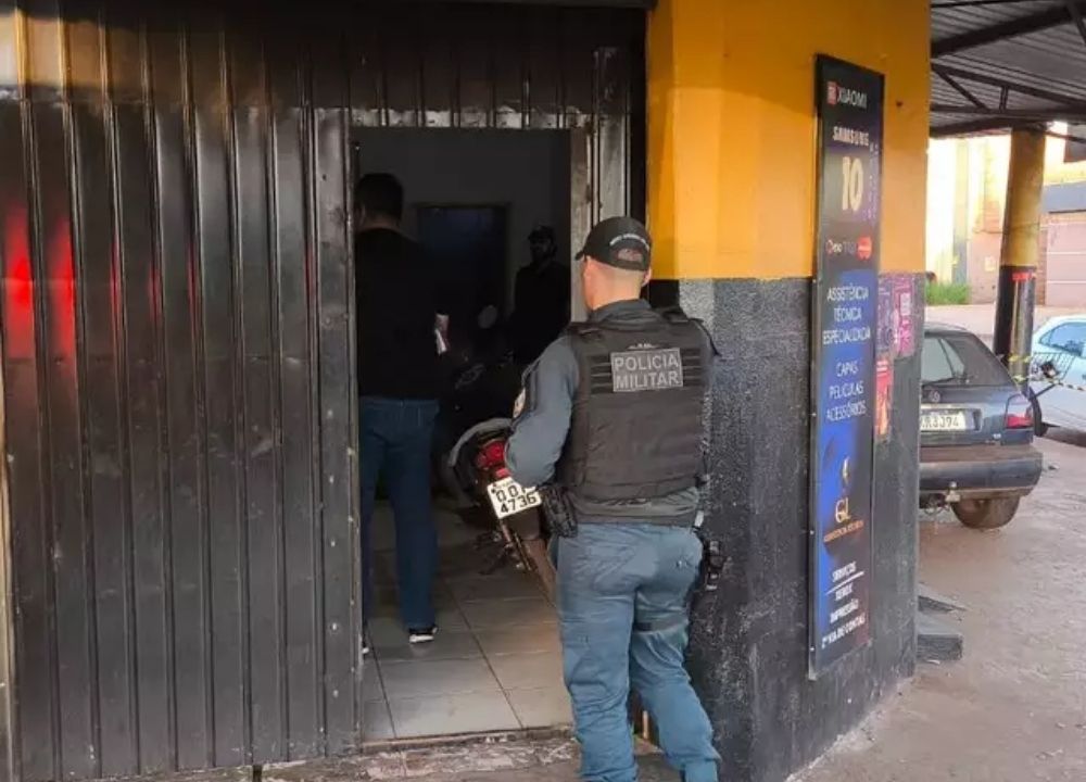 Homem é encontrado morto com mãos amarradas dentro de loja