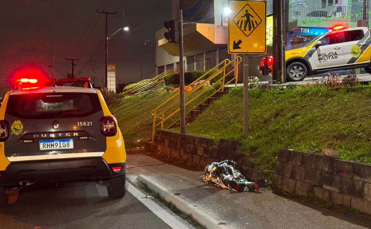 Homem é surpreendido e espancado até a morte enquanto caminhava com amigos em rua