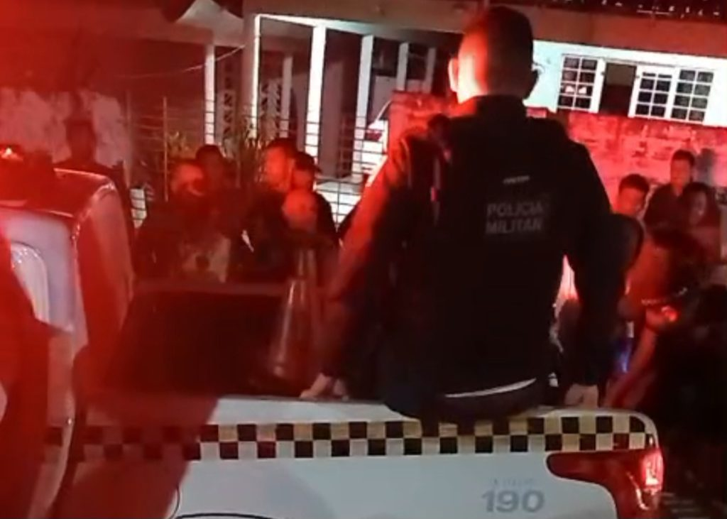Homem em surto é contido pela PM após causar danos a comércios