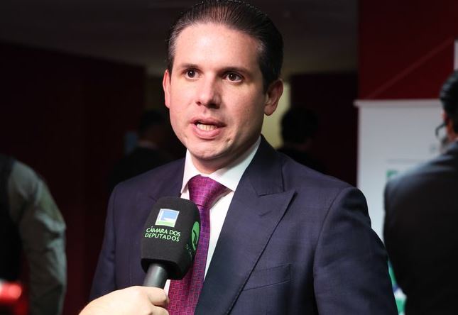 Hugo Motta sobe o tom e reage ao novo tarifaço de Trump