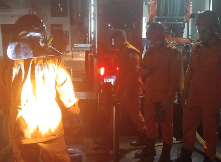 Incêndio de grandes proporções destrói estabelecimento em Altos