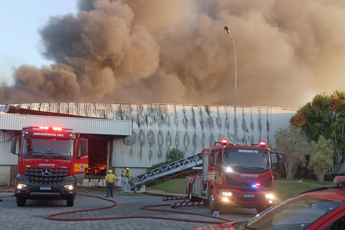Incêndio destrói fábrica que produz roupas da Colcci em SC
