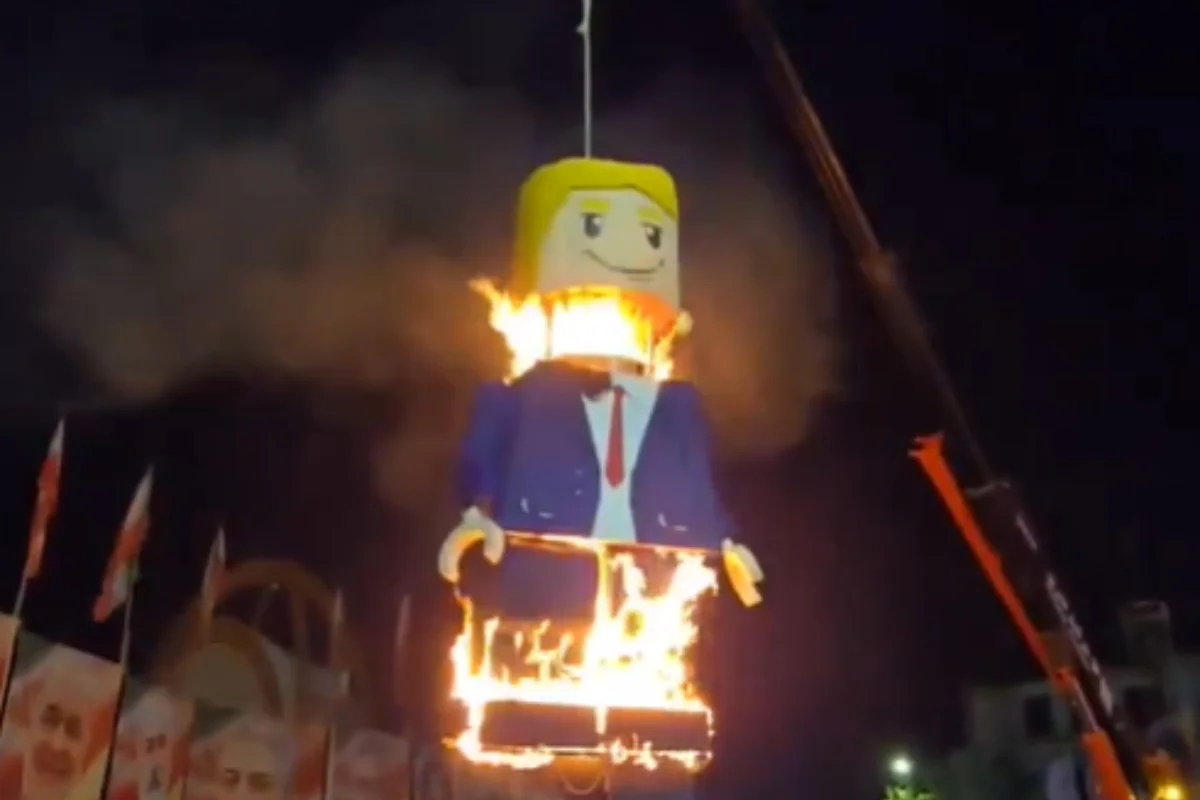 Iranianos queimam Trump de Lego em funeral de Ali Khamenei.