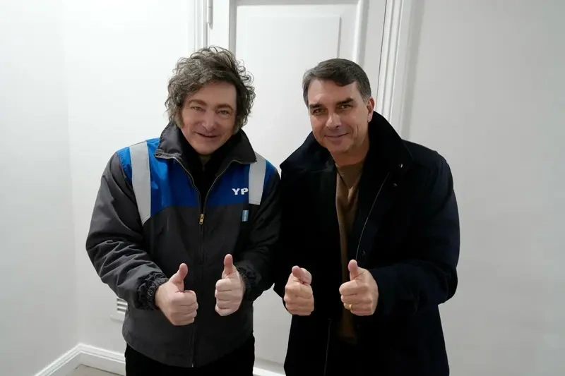 Javier Milei confirma viagem ao Brasil para apoiar candidatura de Flávio Bolsonaro