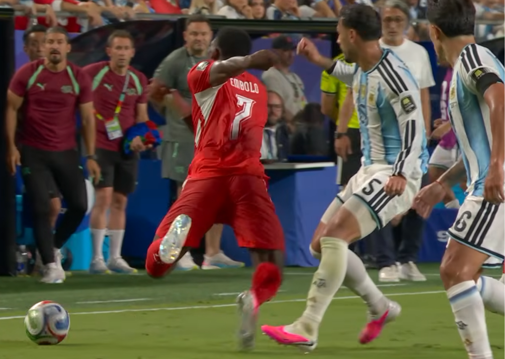 Jornais suíços criticam VAR após eliminação para a Argentina na Copa
