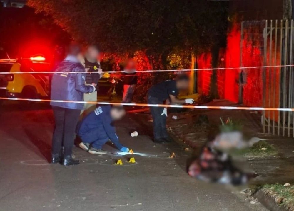 Jovem de 19 anos é surpreendido e executado com cerca de 20 tiros em frente à residência