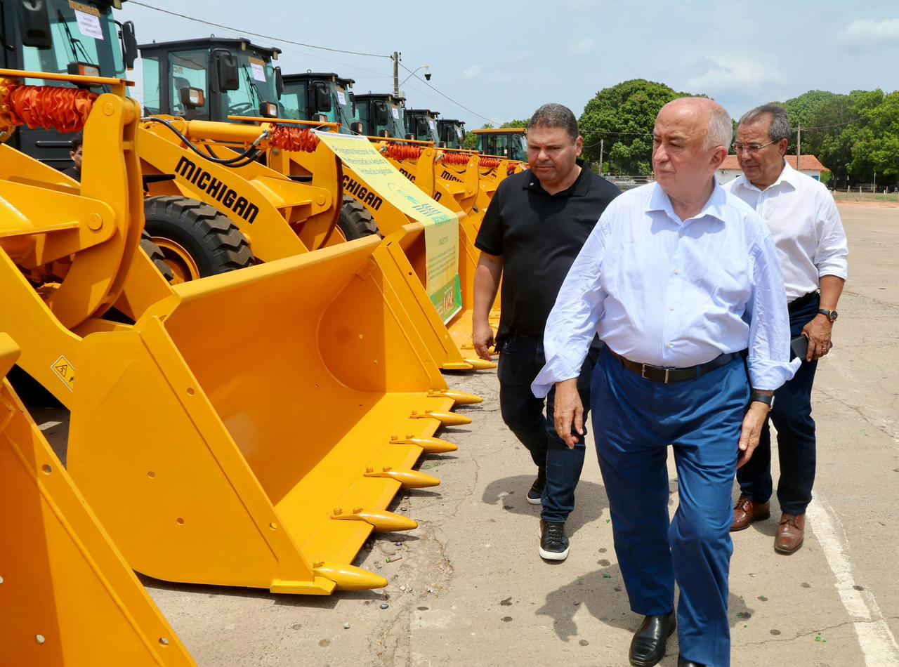Júlio César entrega 20 máquinas pesadas para prefeituras do Piauí