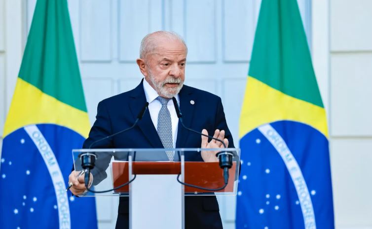 Lula critica ausência de jogadores no retorno da Seleção ao Brasil após eliminação na Copa