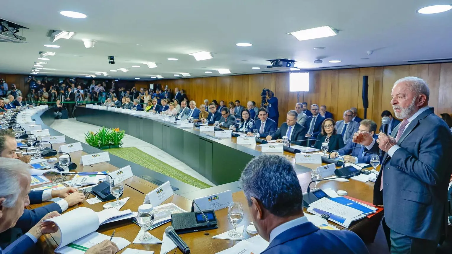 Lula define estratégia para minerais críticos e terras raras