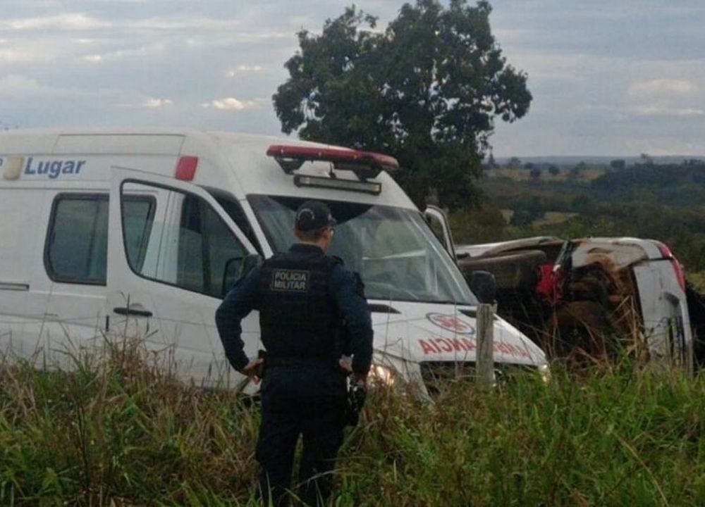 Mãe e filho morrem após carro derrapar e capotar na MS-080 em Rio Negro