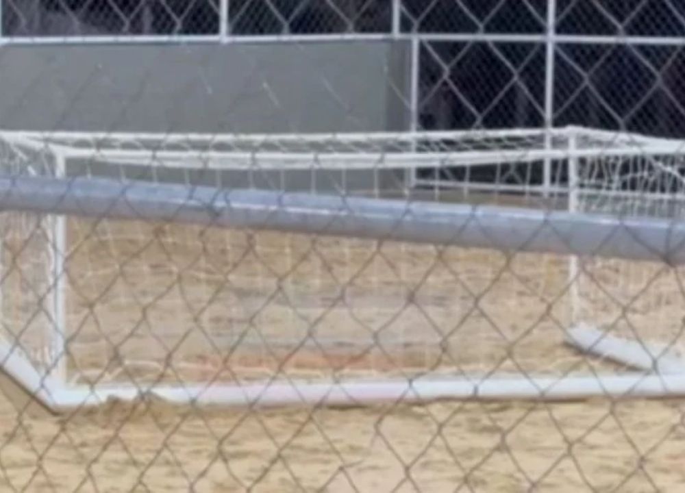 Menino de 10 anos morre ao ser atingido na cabeça por trave de futebol em campo de areia