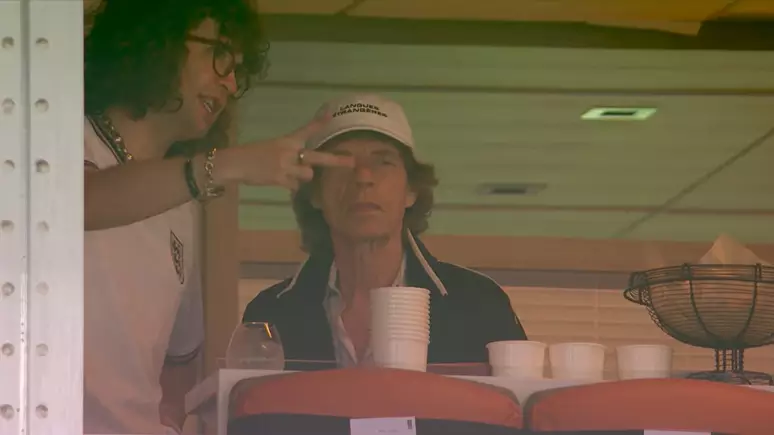 Mick Jagger finalmente quebra a fama de pé-frio e vê a Inglaterra vencer nas quartas da Copa do Mundo