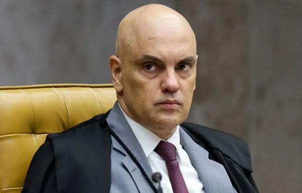 Moraes diz que Flávio não comprovou pedido para adiar depoimento