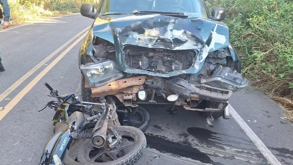 Motociclista de 22 anos morre após batida deixar moto embaixo de caminhonete em Teresina