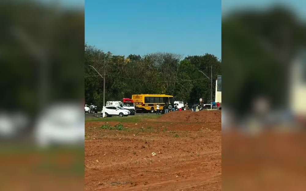 Motociclista morre ao ser atropelado por ônibus de transporte escolar