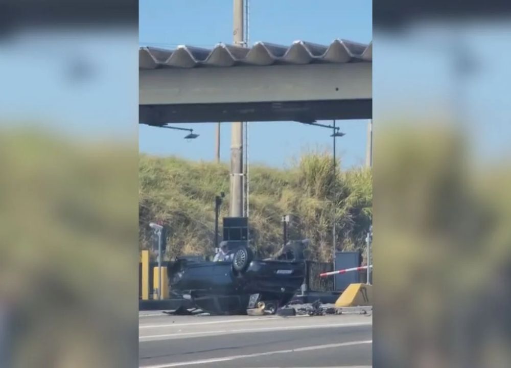 Motorista morre após carro capotar e atingir estrutura de pedágio. Veja vídeo