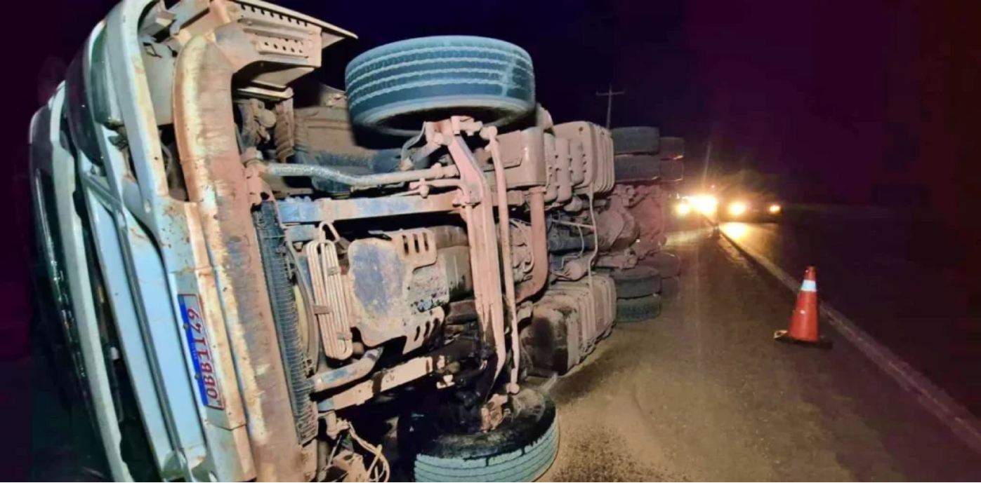 Motorista perde controle e tomba carreta carregada na PI 247 em Uruçuí