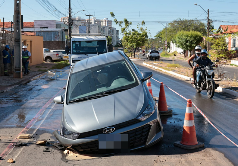 Motorista tem carro engolido por buraco na Av. Odilon Araújo, em Teresina